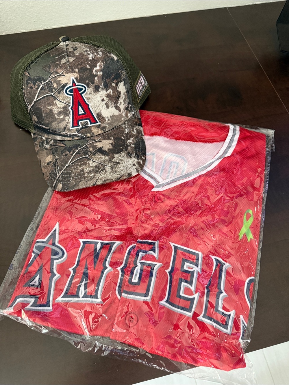 Los Angeles Angels Red Baseball Jersey & Camo Hat